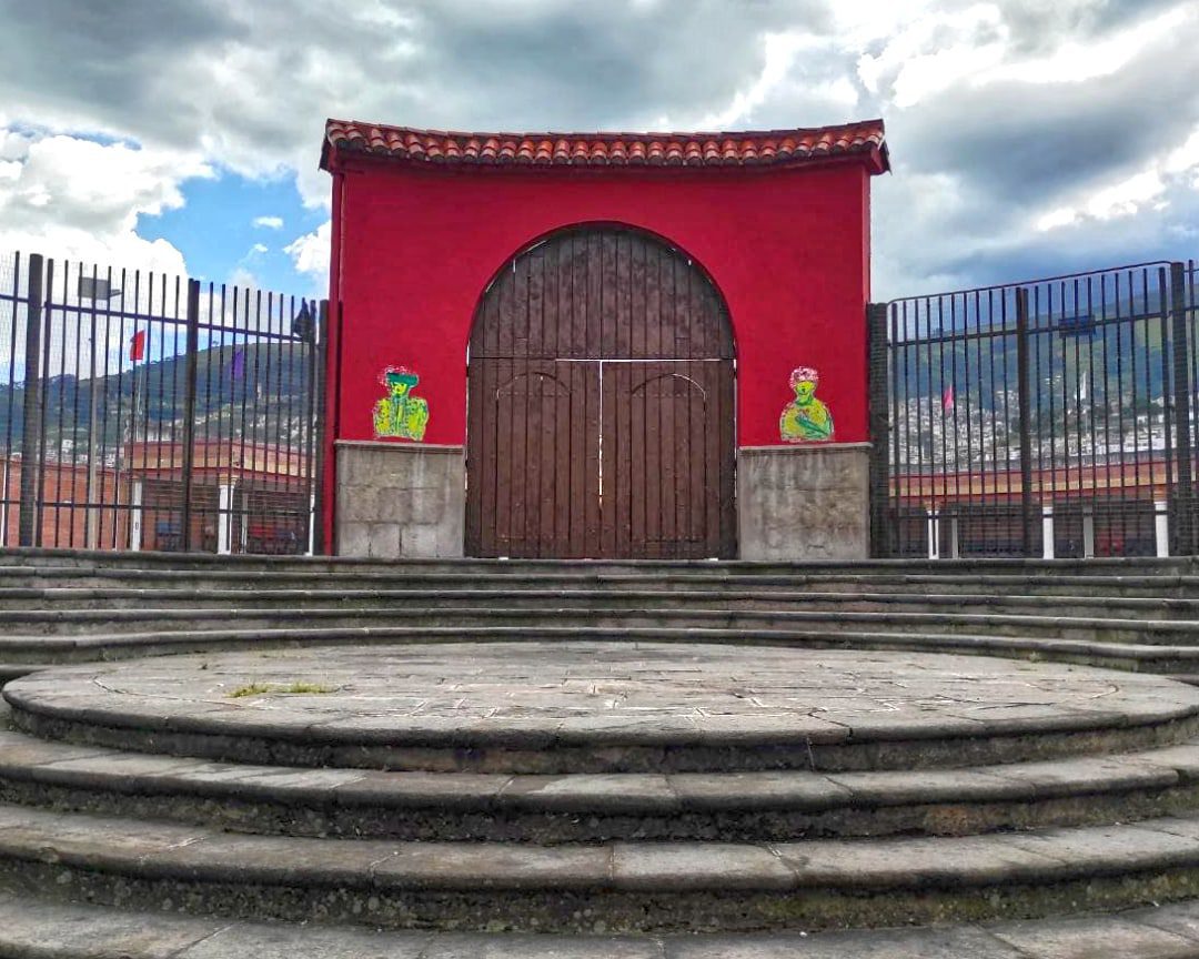 Entrada al Torreo Tradicional de Plaza Belmonte está pintado en un tomate brillante