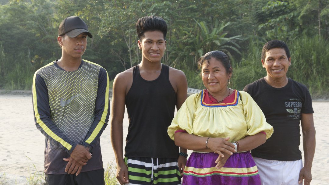 El equipo del Proyecto Tortuga, tres hombres y una mujer posan para una foto