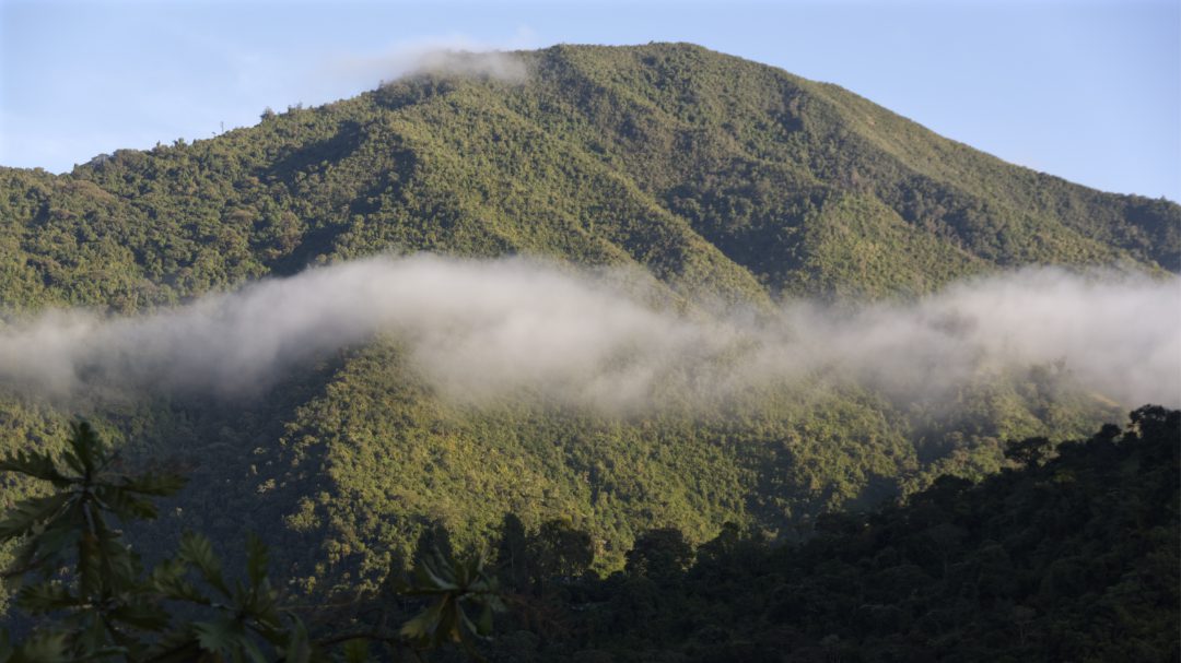 Una fina capa de nubes flota junto a la montaña en la Reserva de Maraksacha.