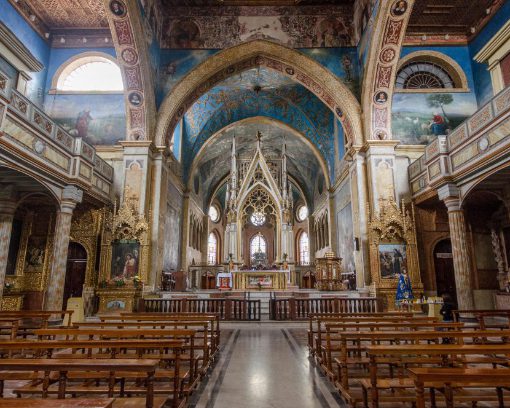 El interior de la iglesia de Santa Domingo, en el centro histórico de Quito, está pintado de un impresionante azul cielo.