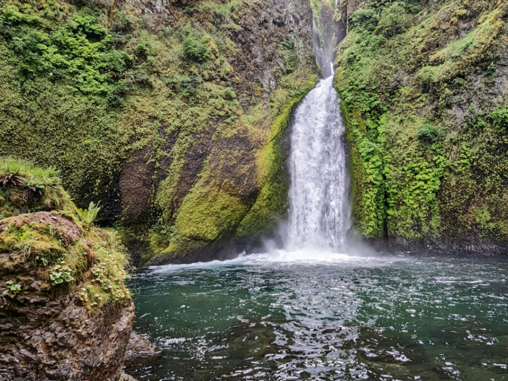 wahclella-falls-easy-hike-stunning-waterfall