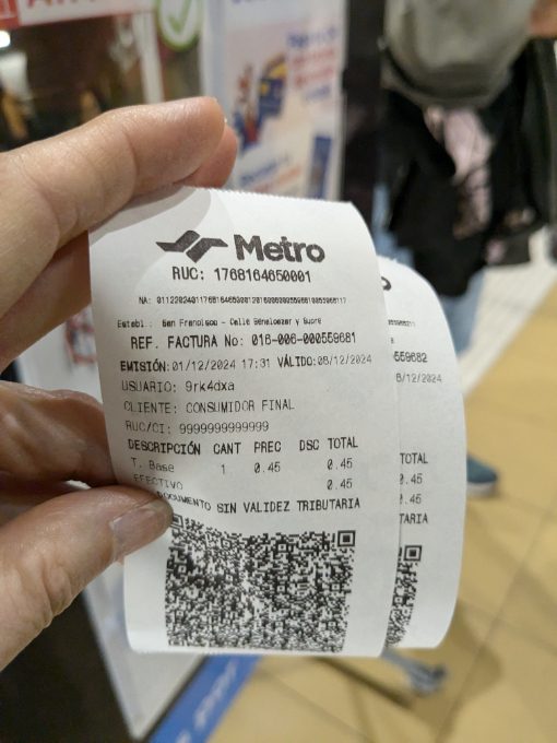 Two tickets for the Quito Metro show they are valid for one week and that they were purchased at the San Francisco Metro Station.