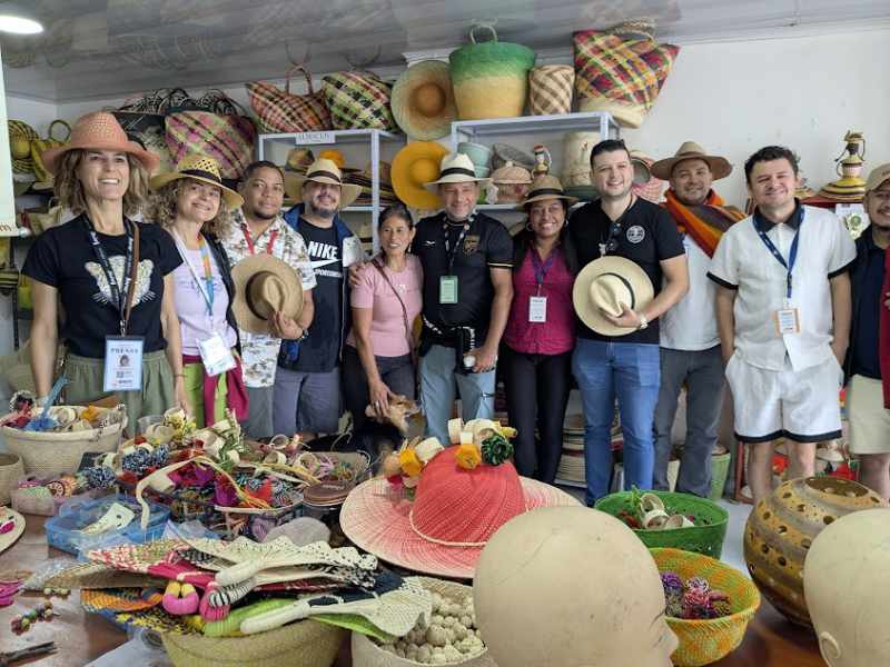 Un grupo de periodistas se prueba sombreros que se venden en Nariño.
