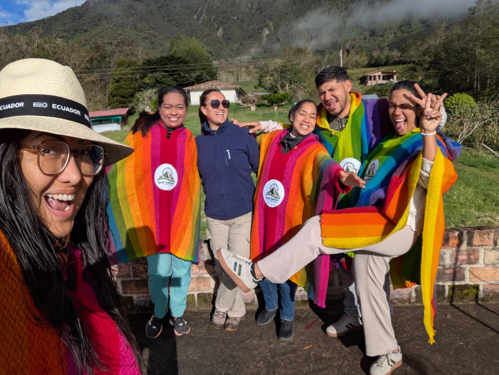 La autora se toma una selfie con cinco amigos, la mayoría con ponchos de rayas multicolor, sobre un fondo rural. 